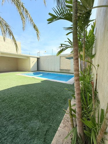 Lujoso Town House/ C.r Costanera Village, Nueva Barcelona