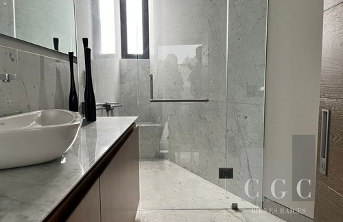 Imagen 30 de 30 de Este Departamento En Realidad Es Una Casa Con Los Beneficios