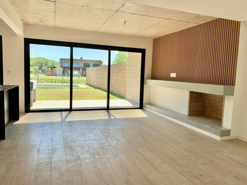 Imagen 3 de 16 de Casa A Estrenar En Barrio Privado. 3 Dorm + Escritorio. Fondo Con Vista Al Lago, Piscina Y Parrillero