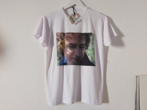 Remera Modal Unisex Gustavo Cerati Fotografía Flores Blanca