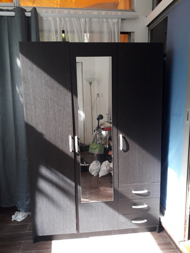 Armario Triple Puerta Casi Nuevo.