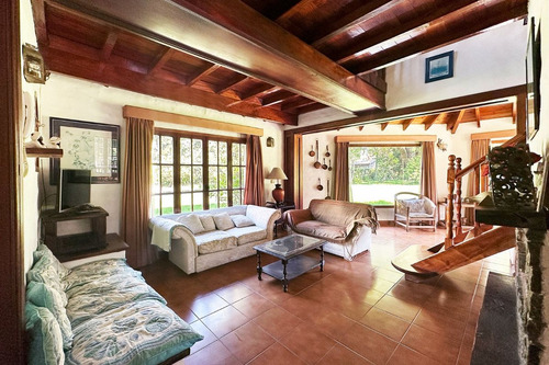Casa En Venta En Barrio Parque Belen De Escobar