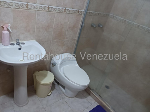 Julio Latouche 25-10392 Townhouse En Venta La Entrada Naguanagua, Cómodo Y Acogedor, Clima De Montaña, En Plena Avenida.