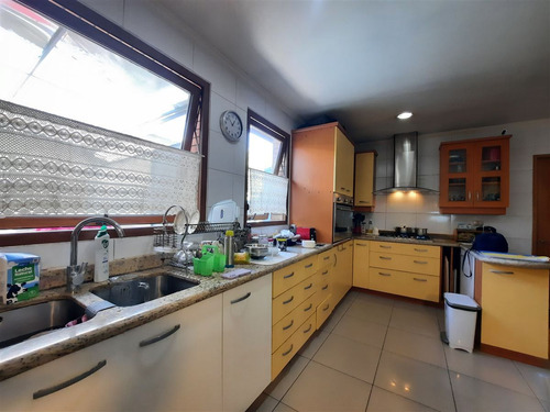 Casa En Venta De 5 Dorm. En La Reina