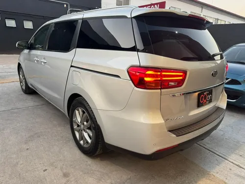 Kia Sedona 3.3 V6 EX Pack Piel 7 Pasajeros At