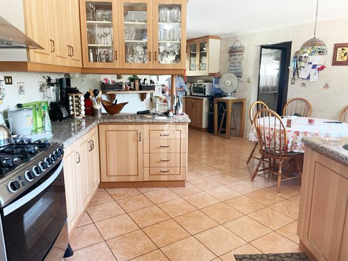 Casa En Venta De 5 Dorm. En Curicó