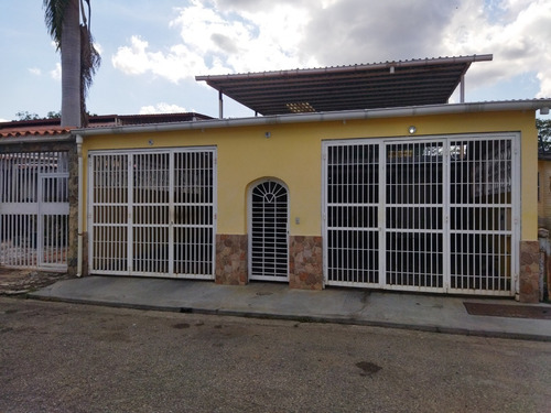 Imagen 1 de 8 de Casa En Urb. Colinas De Santa Rosa