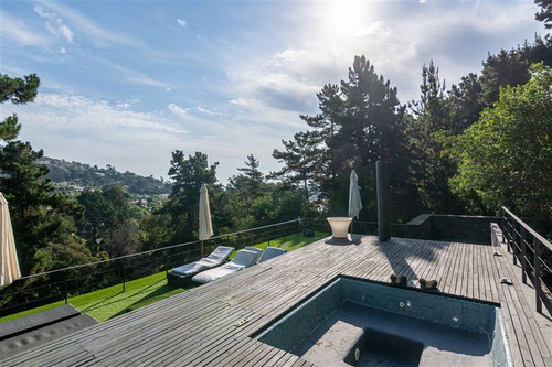Espectacular Casa En Zapallar, A Una Cuadra De La Playa