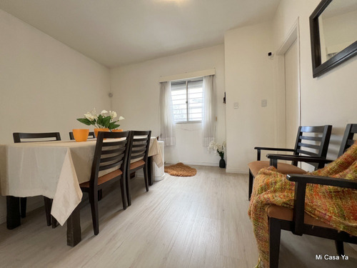 Venta Hermosa Casa De Altos, Jacinto Vera, 2 Dormitorios, Impecable, Sólida, Gran Porte, Reciclada, Con Balcón Al Frente, Independiente.