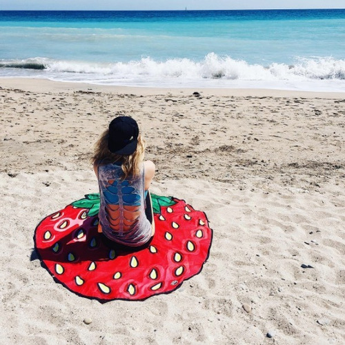 Toalla De Playa Fresa Bigmouth Inc Color Rojo Strawberry