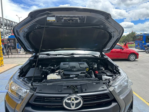 Toyota Hilux 4x4 2400cc Mt Aa