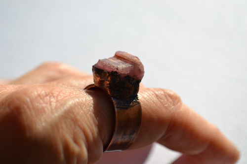 Imagen 6 de 8 de Anillo Piedra Natural Turmalina Rosa Y Cobre Patinado