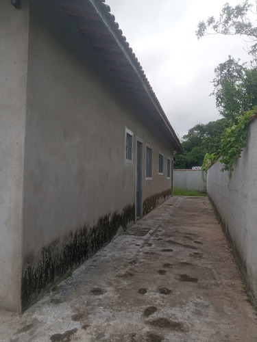 Casa 2 Dormitórios Em Bairro Residencial, Próximo A Comércios, Escolas, Transportes E Muito Mais!