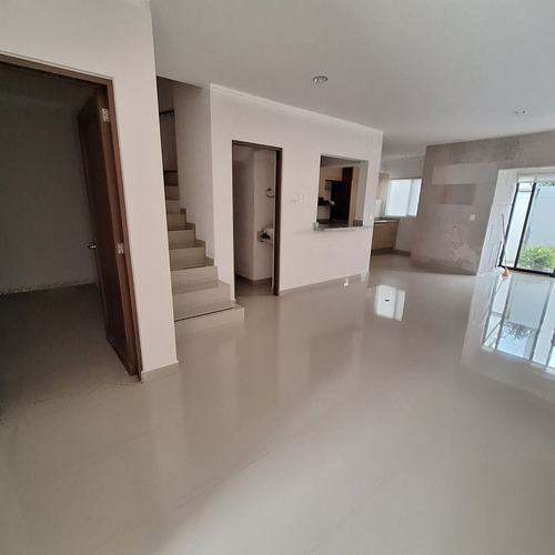 Hermosa Casa En El Refugio, 3 Recamaras, Roof, 4.5 Baños, Cuarto De Servicio