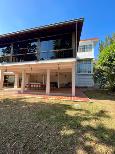 Se Vende Quinta En Prados Del Este  De 1351 Mts 4h/ 5b/ 4pe