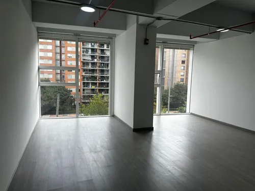 Oficina En Arriendo En Mazuren. Cod A16762