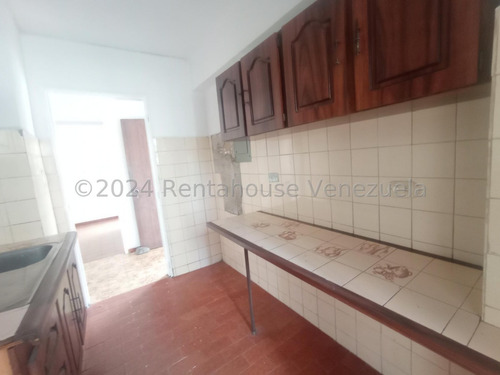 Apartamento En Venta Economico Grande Cómodo Cn 125 Metros 4 Habitaciones 2 Baños Zona Centro Maracay Agua Constante Seguridad Nela 2425950