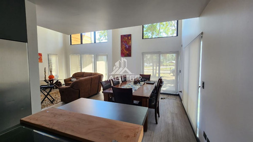 Venta De Casa En Condominio Con 4 Dorm. En Pucón