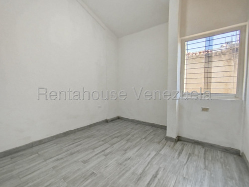 Townhouse En Alquiler Urb. Valle Jardín, Maracay 25-13740 Ki