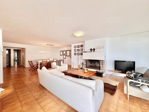 Apartamento De Cuatro Dormitorios Y Dependencia En Venta, Punta Del Este.