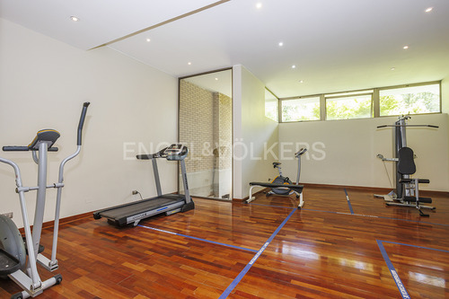 Departamento Con Un Estudio Independiente En El Nivel Calle.