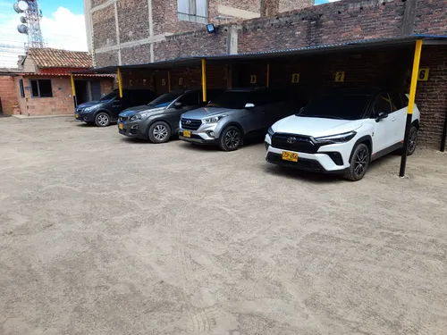 Amplio Lote 580m2. A Dos Cuadras Del Parque De La Villa Y Cerca A La Zona Bancaria Davivienda, Av Villas, Banco Caja Social, Actualmente Funciona Como Parqueadero.