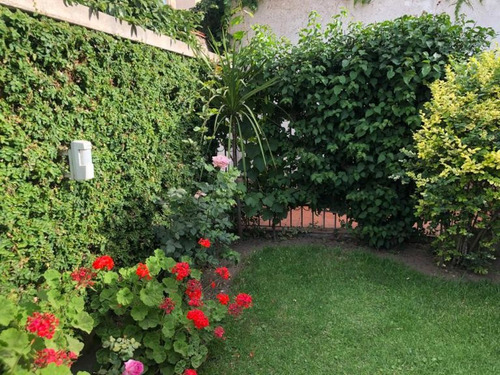 Excelente Casa De Categoría, Barrio Bombal