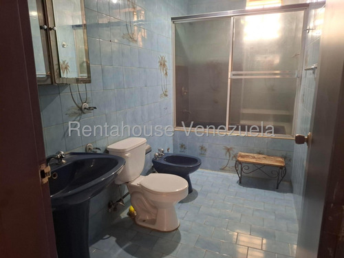 María Martínez Alquila Espacioso Local Comercial, Al Este De Barquisimeto, Piso De Granito, Ideal Para Centro Médico, Brinda Seguridad, Fácil Acceso.