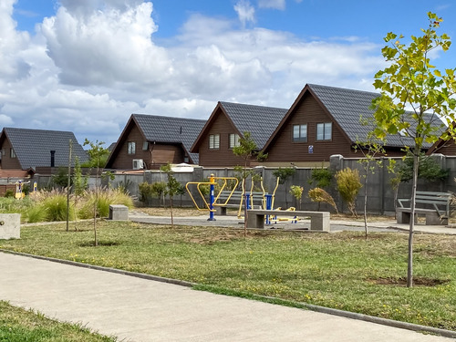 Arriendo De Hermosa Casa Amoblada En Condominio Los Encinos.