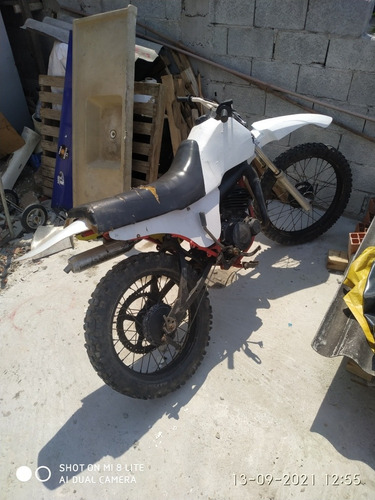 Imagem 1 de 6 de Yamaha Dt 180