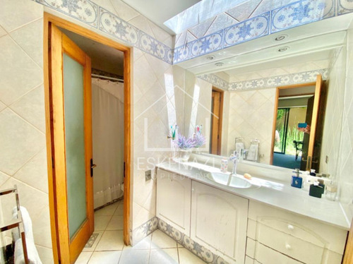 Casa En Venta De 5 Dorm. Lomas De La Dehesa!! Oportunidad!!