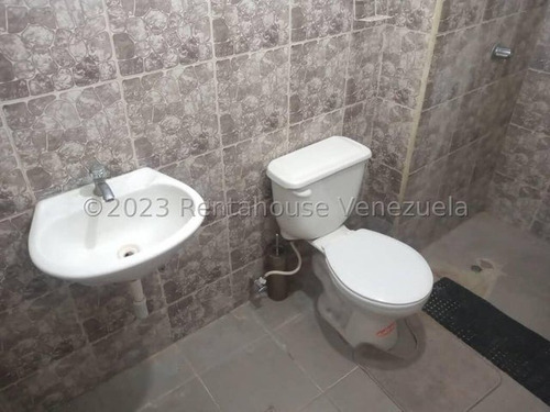 En Planta Baja Apartamento Amplio En Venta En Conj Res. La Cienaga Santa Rita Db 23-24060