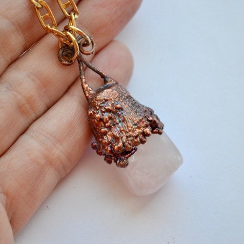 Imagen 6 de 8 de Colgante De Cuarzo Rosa Con Cobre Y Cadena De Bronce, Cod1