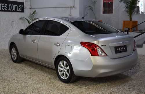 Nissan Versa 1.6 Acenta A/t Nafta 2014 Color Gris Impecable!