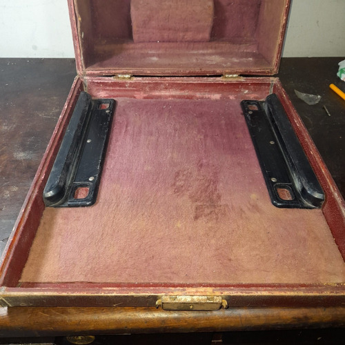 Imagem 8 de 8 de Maleta Caixa Máquina De Escrever Olivetti Studio 44 Antiga