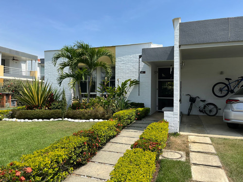 Venta Casa Condominio En El Castillo, Jamundí 1001.