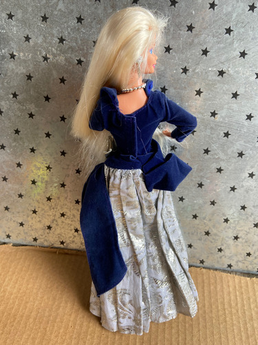 Barbie Winter Velvet Comemorativa Avon 480,00 (Usado)