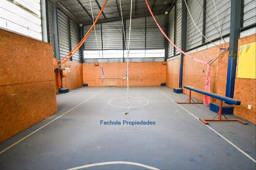 Vende O Alquila Local De 3 Niveles, 12 Habitaciones,