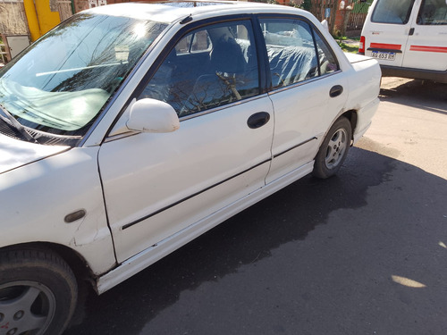 Mitsubishi Lancer 1.5 Sedan