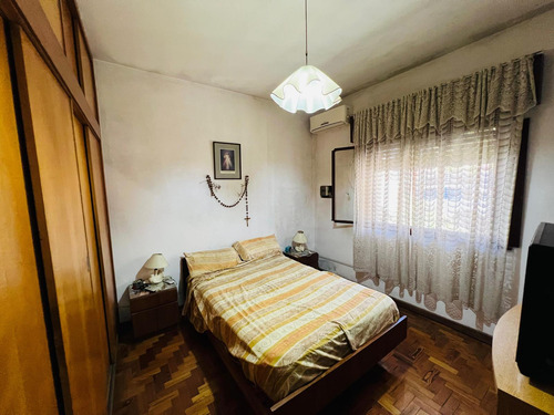 Casa De Cuatro Ambientes En Venta, En Béccar.