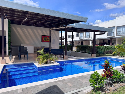 Vendo Casa En San Pablo Heredia En Condominio La Valencia, Excelente Ubicación, Tiene Patio, Es Muy Iluminada Y Ventilada
