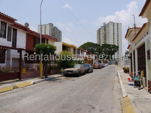 Dennymar, Vende Hermosa Casa En Exclusivo Conjunto Privado Del Este De Barquisimeto. Consta De 2 Niveles Un Anexo Totalmente Independiente Y Con Todos Los Servicios Básicos B5a14386