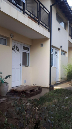 Imagen 2 de 12 de Lindo Duplex, 2 D,1 B, Jardín, Parking Y Vista Al Lago!