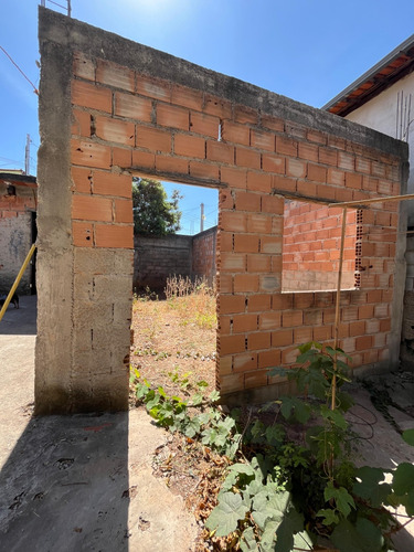 Casa Com 3 Quartos, Cozinha, Sala, 2 Banheiros, Varanda.