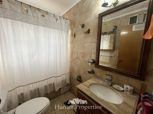 Casa En Venta De 4 Dorm- 3 Baños. En La Reina