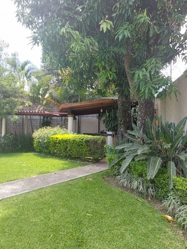 Imagen 6 de 16 de Casa Con Amplio Jardin