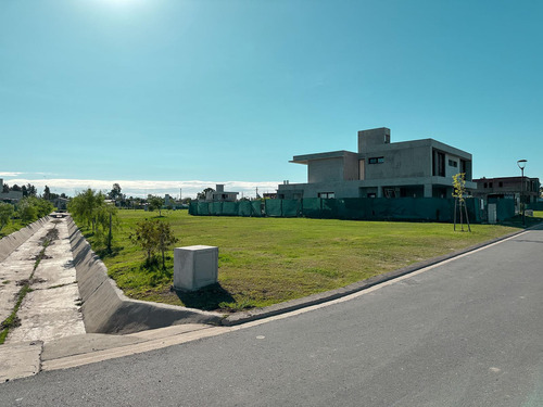 Terreno Con Frente Sur En Vida Barrio Cerrado Funes Con Amenities
