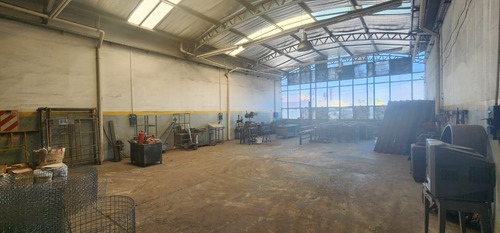 Galpón 700 M² Comercial E Industrial S/avenida Y Salida A Calle Lateral - Villa Madero