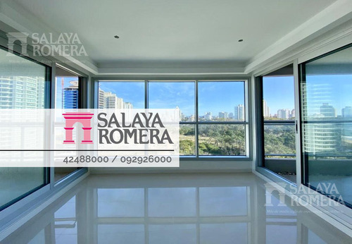 Venta Departamento En Playa Brava, Torre De Categoria, 2 Dormitorios   Dependencia De Servicio