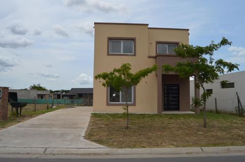 Hermosa Casa De 4 Ambientes A Estrenar A La Venta En Santa Elena